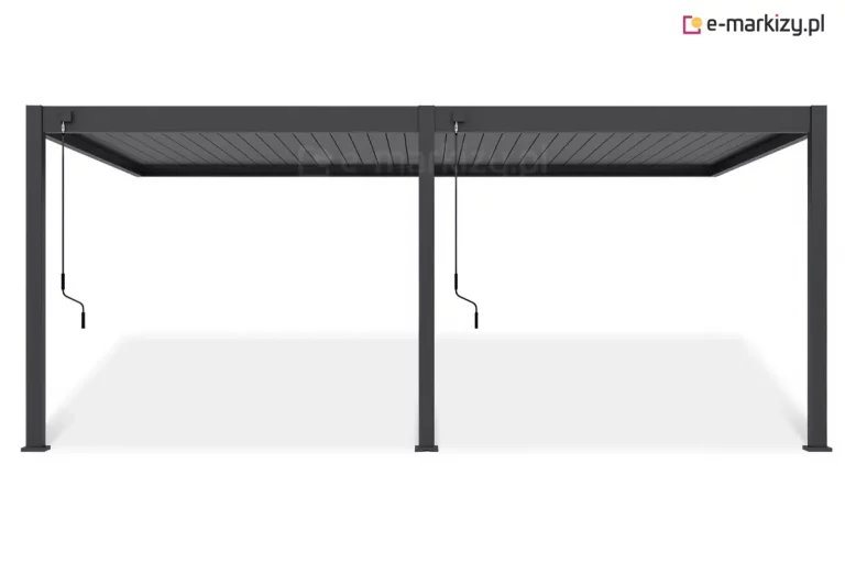 Dwumodułowa, przyścienna pergola lamelowa Rubio Soft w kolorze antracytowym, przedstawiona na czystym, białym tle w ujęciu od frontu. Konstrukcja opiera się na trzech pionowych słupach o kwadratowym przekroju, które podtrzymują dwie sąsiadujące ze sobą ramy zadaszenia. Każdy z dwóch segmentów dachu wypełniony jest ruchomymi, aluminiowymi lamelami, które są obecnie ustawione w pozycji całkowicie zamkniętej, tworząc jednolitą, żebrowaną płaszczyznę. Na frontowych belkach obu modułów, po lewej stronie każdego z nich, zamontowane są manualne mechanizmy sterujące w postaci zwisających, czarnych korb z ergonomicznymi rączkami. Słupy wspierające zakończone są u dołu estetycznymi, kwadratowymi stopami montażowymi, które stabilizują pergolę. Symetryczna budowa i prostopadłe linie podkreślają nowoczesny, minimalistyczny charakter produktu. Pod konstrukcją widoczny jest delikatny, szary cień rzucany na podłoże, co nadaje grafice efektu trójwymiarowości.