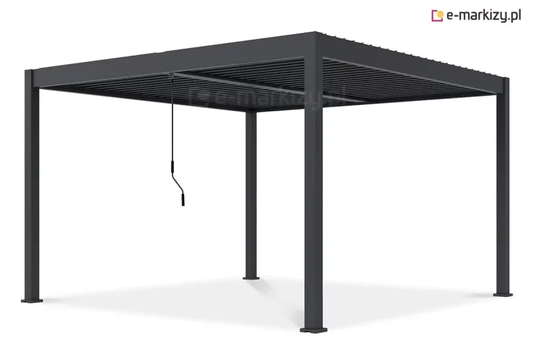 Aluminiowa pergola wolnostojąca Marlo Duo w kolorze antracytowym, przedstawiona w ujęciu pod kątem na jednolitym białym tle. Konstrukcja składa się z czterech pionowych słupów o kwadratowym przekroju oraz masywnej ramy dachowej. Zadaszenie bioklimatyczne tworzą ruchome lamele aluminiowe, które na zdjęciu znajdują się w pozycji całkowicie zamkniętej, tworząc jednolitą i płaską powierzchnię chroniącą przed opadami i słońcem. Przy bocznej krawędzi ramy, pod dachem, widoczna jest pionowa korba ręczna służąca do mechanicznego sterowania kątem nachylenia lameli. Całość konstrukcji cechuje się minimalistycznym, nowoczesnym designem oraz matową strukturą lakieru.