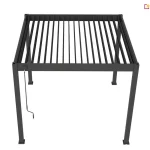 Zdjęcie przedstawia wolnostojącą pergolę tarasową Marlo w kolorze antracytowym, ukazaną z perspektywy górnej, co pozwala na dokładny wgląd w konstrukcję dachu lamelowego. Aluminiowa rama o kwadratowym profilu wspiera system ruchomych lameli, które na fotografii są ustawione w pozycji otwartej, tworząc równoległe szczeliny przepuszczające światło. Na jednym z przednich słupów bocznych zamontowany jest mechanizm korbowy z długim drążkiem, przeznaczony do ręcznej regulacji kąta nachylenia piór dachu. Konstrukcja opiera się na czterech pionowych nogach zakończonych stopami montażowymi, a całe zadaszenie ma formę płaskiego, geometrycznego prostopadłościanu o matowym wykończeniu.