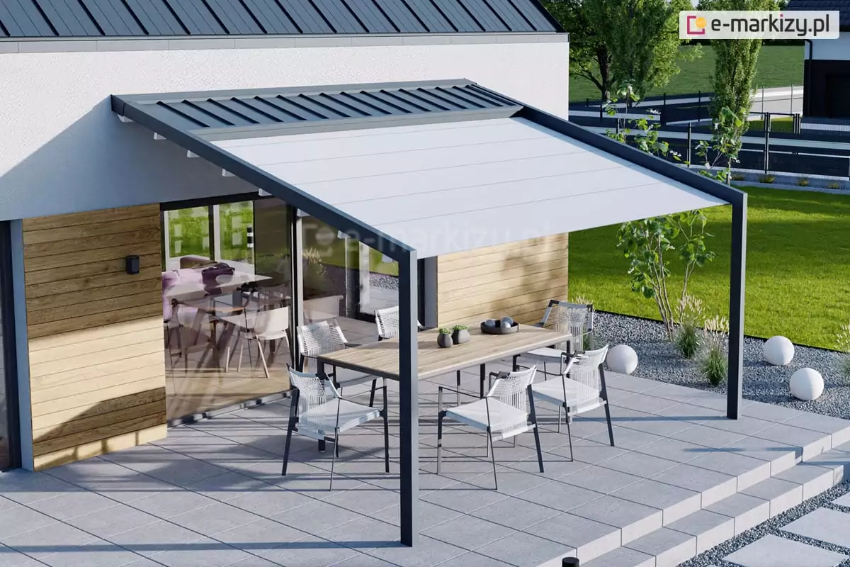 Wizualizacja przedstawiająca nowoczesną architekturę zewnętrzną domu z zainstalowaną konstrukcją pergola Light tarasola w wersji przyściennej. System zadaszenia został ukazany pod dużym kątem z góry, co pozwala dokładnie przyjrzeć się budowie dachu. Konstrukcja wykonana jest z profili aluminiowych w kolorze antracytowym, a jej dach stanowi jasna, biała tkanina techniczna. Materiał jest w pełni rozłożony na aluminiowych prowadnicach, a w górnej części, tuż przy białej elewacji budynku, widoczny jest metalowy daszek systemowy w kolorze ciemnoszarym, który osłania mechanizm zwijający. Pod pergolą znajduje się strefa jadalniana z prostokątnym stołem o drewnianym blacie i sześcioma nowoczesnymi krzesłami z białymi siedziskami i plecionymi oparciami. Taras wykonany jest z dużych, kwadratowych płyt betonowych w kolorze jasnoszarym, z wyraźnie zaznaczonymi fugami. Elewacja domu łączy biały tynk z fragmentami wykończonymi poziomymi deskami z naturalnego drewna. W tle rozpościera się widok na zielony trawnik, niskie ozdobne krzewy, białe kule ogrodowe oraz nowoczesne ogrodzenie posesji. Całość kompozycji podkreśla funkcjonalność modelu pergola Light tarasola jako eleganckiego i trwałego elementu osłonowego w nowoczesnym budownictwie.
