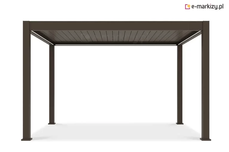 Wizualizacja produktowa przedstawia wolnostojącą pergolę lamelową Rubio w kolorze brązowym, ujętą od frontu na białym tle. Konstrukcja składa się z czterech pionowych słupów o kwadratowym przekroju, które podtrzymują prostokątną ramę z zadaszeniem wykonanym z równolegle ułożonych lameli. Lamele są ustawione w pozycji całkowicie zamkniętej, tworząc szczelną i płaską powierzchnię dachu. Perspektywa uwypukla prostą, geometryczną formę konstrukcji oraz detale techniczne, takie jak stopy montażowe znajdujące się u podstawy każdego słupa. Brązowe, matowe wykończenie nadaje całości elegancki i nowoczesny wygląd, podkreślając aluminiową strukturę systemu bioklimatycznego.