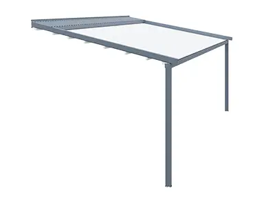 Trójwymiarowa wizualizacja techniczna konstrukcji pergoli tarasowej w rzucie izometrycznym na jednolitym białym tle. Główny stelaż systemu wykonany jest z profili aluminiowych o matowym, ciemnoszarym wykończeniu, obejmujących górną ramę montażową zintegrowaną z kasetą osłonową oraz pionowe słupy wsporcze o przekroju kwadratowym. Rozwinięte zadaszenie z technicznej tkaniny w kolorze białym jest częściowo wysunięte z obudowy, przy czym widoczne są wewnętrzne elementy prowadzące, które odpowiadają za płynny ruch poszycia wzdłuż szyn bocznych. Konstrukcja charakteryzuje się minimalistyczną formą, gdzie belka przednia łączy się z pionowymi słupami, tworząc stabilną strukturę nośną dla systemu przeciwsłonecznego. Cały układ wizualizacyjny służy do zaprezentowania architektury systemowej pergoli, uwzględniając sposób montażu dachu, rozkład sił w elementach poziomych oraz estetykę wykończenia detali konstrukcyjnych, które zostały zaprojektowane z myślą o trwałości i funkcjonalności w zewnętrznych warunkach atmosferycznych.