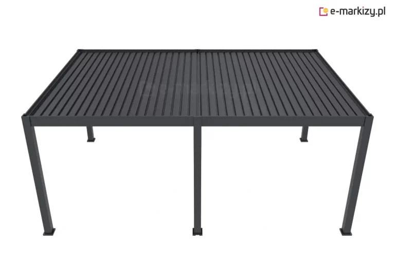 Wizualizacja produktowa przedstawia dwumodułową pergolę bioklimatyczną Rubio w kolorze ciemnoantracytowym, ujętą z perspektywy górnej na czystym, białym tle. Szeroka konstrukcja składa się z dwóch zintegrowanych segmentów dachowych wspartych na sześciu pionowych słupach o kwadratowym przekroju, z których dwa środkowe pełnią funkcję wspólną dla obu modułów. Zadaszenie tworzy gęsty układ równoległych, poziomych lameli ustawionych w pozycji całkowicie zamkniętej, co formuje szczelną i jednolitą płaszczyznę dachu. Perspektywa z góry podkreśla monumentalny charakter konstrukcji, precyzyjne dopasowanie elementów ruchomych oraz minimalistyczne wykończenie ramy obwodowej, która płynnie łączy się z systemem nośnym.