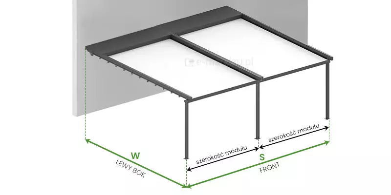 Wizualizacja techniczna 3D przedstawia sposób dokonywania pomiarów dla pergoli przyściennej modułowej Solid, ilustrując kluczowe wymiary niezbędne do poprawnej instalacji zadaszenia. Na obrazie widoczna jest konstrukcja o dwóch przęsłach, montowana bezpośrednio do płaskiej, jasnej ściany budynku, która stanowi punkt odniesienia dla określenia głębokości zabudowy. Zielonymi liniami wymiarowymi z grotami zaznaczono dwa podstawowe parametry geometryczne: szerokość całkowitą frontu oznaczoną jako S oraz głębokość konstrukcji oznaczoną jako W, która odnosi się do lewego boku pergoli. W obrębie wymiaru S, schemat podkreśla podział na poszczególne sekcje poprzez oznaczenie szerokości modułu dla każdego z dwóch pól zadaszenia, co obrazuje modularną budowę systemu. Konstrukcja wsparta jest na pionowych słupach nośnych, które wyznaczają narożniki obszaru zacienienia, a całość ujęcia koncentruje się na czytelnym wskazaniu punktów początkowych i końcowych, między którymi powinien być wykonany pomiar w celu prawidłowego dopasowania pergoli do architektury tarasu.