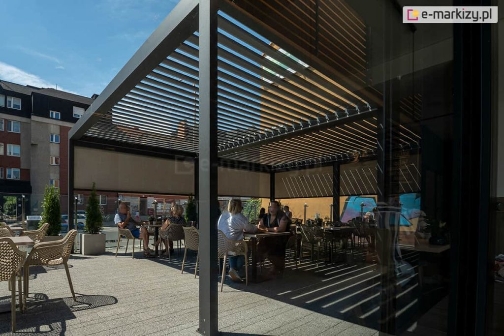 Zadowoleni klienci chowający się przed słońcem pod pergolą SB400 Selt