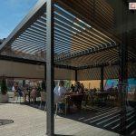 Zadowoleni klienci chowający się przed słońcem pod pergolą SB400 Selt