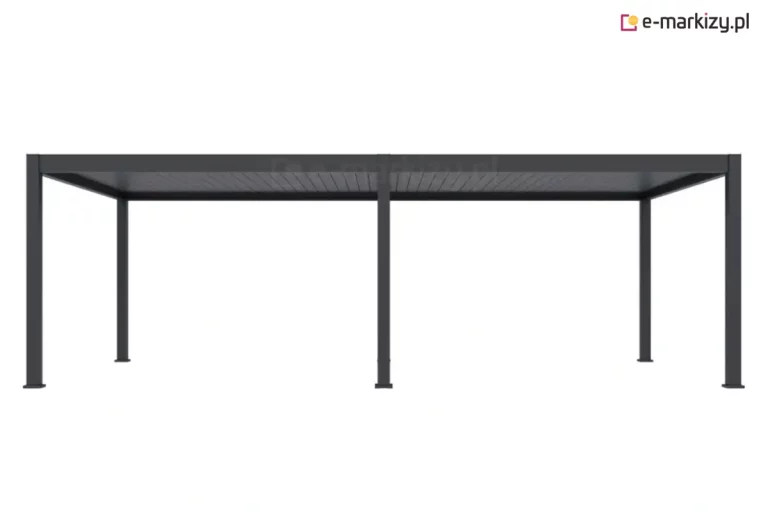 Wizualizacja produktowa przedstawia dwumodułową pergolę bioklimatyczną Rubio w kolorze ciemnoantracytowym, ujętą od frontu na białym tle. Konstrukcja posiada długi, poziomy pas dachu wsparty na sześciu pionowych słupach o kwadratowym przekroju, z których dwa środkowe stabilizują miejsce styku obu segmentów. Zadaszenie jest całkowicie zamknięte, tworząc jednolitą linię z masywną ramą górną i osłonami mechanizmów. Szeroka, symetryczna bryła pergoli podkreśla jej nowoczesny i minimalistyczny charakter, a ujęcie z poziomu wzroku uwidacznia precyzyjne wykończenie krawędzi oraz stopy montażowe znajdujące się u podstawy każdego ze słupów.