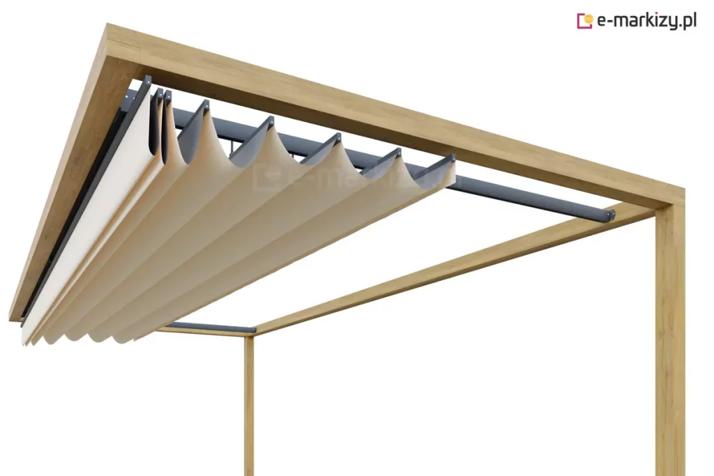 Drewniana pergola ścienna z rozsuwanym zadaszeniem tkaninowym typu rzymskiego przedstawia nowoczesną konstrukcję ogrodową wykonaną z jasnego drewna o widocznej strukturze słojów. Głównym elementem zadaszenia jest kremowa, techniczna tkanina, która dzięki systemowi szyn i poprzeczek układa się w estetyczne, równoległe fałdy podczas częściowego rozsunięcia, ukazując mechanizm przesuwny wykonany z ciemnoszarych elementów konstrukcyjnych. Widok ukazuje perspektywę od dołu na ramę pergoli, która składa się z solidnych drewnianych belek wspornikowych, przy czym zadaszenie jest zamontowane wewnątrz górnego obramowania konstrukcji, tworząc funkcjonalną i estetyczną osłonę przeciwsłoneczną przeznaczoną do montażu bezpośrednio przy ścianie budynku.