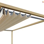 Drewniana pergola ścienna z rozsuwanym zadaszeniem tkaninowym typu rzymskiego przedstawia nowoczesną konstrukcję ogrodową wykonaną z jasnego drewna o widocznej strukturze słojów. Głównym elementem zadaszenia jest kremowa, techniczna tkanina, która dzięki systemowi szyn i poprzeczek układa się w estetyczne, równoległe fałdy podczas częściowego rozsunięcia, ukazując mechanizm przesuwny wykonany z ciemnoszarych elementów konstrukcyjnych. Widok ukazuje perspektywę od dołu na ramę pergoli, która składa się z solidnych drewnianych belek wspornikowych, przy czym zadaszenie jest zamontowane wewnątrz górnego obramowania konstrukcji, tworząc funkcjonalną i estetyczną osłonę przeciwsłoneczną przeznaczoną do montażu bezpośrednio przy ścianie budynku.
