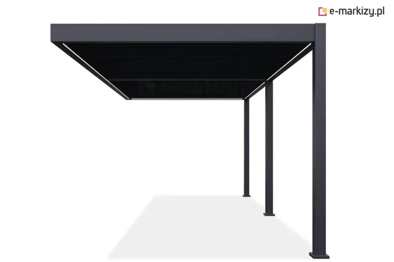 Wizualizacja boczna aluminiowej pergoli bioklimatycznej Marlo w wersji przyściennej, wykonana w jednolitym kolorze antracytowym. Konstrukcja zadaszenia wspiera się na trzech pionowych słupach o kwadratowym przekroju, podczas gdy przeciwległa strona ramy jest przygotowana do montażu do ściany budynku. Dach pergoli składa się z gęsto rozmieszczonych lameli, które są całkowicie zamknięte, tworząc jednolitą i ciemną płaszczyznę. Cały system charakteryzuje się nowoczesną, surową geometrią oraz matowym wykończeniem powierzchni profili. U podstawy każdego ze słupów widoczne są stopy montażowe, a produkt zaprezentowany jest na neutralnym, białym tle, co podkreśla jego minimalistyczną formę.