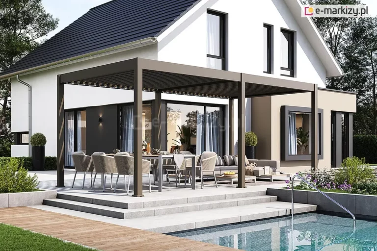 Dwumodułowa, wolnostojąca pergola tarasowej w kolorze taupe, umiejscowiona na nowoczesnym, jasnym tarasie przy białym domu jednorodzinnym. Konstrukcja posiada dachy lamelowe w pozycji zamkniętej, wsparte na sześciu masywnych słupach o kwadratowym przekroju. Pod zadaszeniem zaaranżowano dwie strefy: jadalnianą z dużym stołem i sześcioma beżowymi fotelami o ażurowym splocie oraz wypoczynkową z szarą sofą narożną i niskim stolikiem kawowym. Taras wykonany z gładkich, jasnoszarych płyt betonowych posiada stopnie prowadzące w dół do basenu z błękitną wodą i metalową drabinką. Wokół strefy rekreacyjnej znajdują się nowoczesne, czarne donice z formowanymi krzewami, rabaty z lawendą oraz fragment ścieżki z drewnopodobnych desek. Budynek charakteryzuje się minimalistyczną architekturą z dwuspadowym, ciemnym dachem oraz dużymi przeszkleniami w ciemnych ramach.