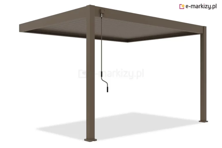 Wizualizacja aluminiowej pergoli tarasowej Marlo w kolorze taupe (beżowo-szarym), przedstawiona w ujęciu perspektywicznym na białym tle. Konstrukcja zadaszenia wsparta jest na dwóch pionowych słupach o kwadratowym przekroju, co wskazuje na wariant przyścienny pergoli. Dach składa się z gęsto ułożonych, ruchomych lameli w tym samym kolorze co rama, które są obecnie całkowicie zamknięte, tworząc zwartą osłonę. Na lewym słupie, tuż pod górną belką, zamontowana jest korba do ręcznego sterowania mechanizmem obrotu lameli, wyposażona w ergonomiczną, czarną rączkę. System charakteryzuje się matowym wykończeniem powierzchni oraz widocznymi stopami montażowymi przy podstawie słupów, które zapewniają stabilne przytwierdzenie do podłoża.