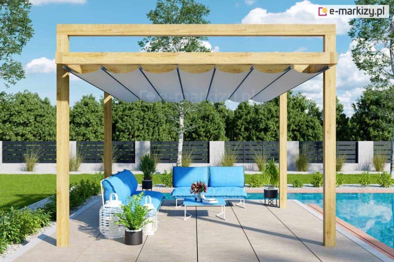 Przestrzeń wypoczynkowa przy zewnętrznym basenie osłonięta pergolą drewnianą Moza z dachem rzymskim Supro. Ustawione na podeście meble w odcieniach błękitu współgrają z wodą w basenie i są chronione przez dach Supro przed warunkami atmosferycznymi.