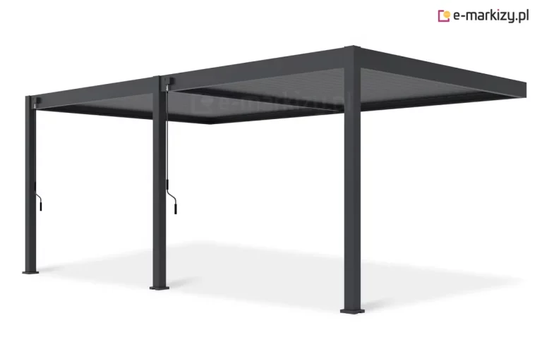 Podwójna, modułowa pergola lamelowa o aluminiowej konstrukcji, zaprezentowana w całości na neutralnym, białym tle. System składa się z dwóch połączonych ze sobą segmentów, które wspierają się na trzech pionowych słupach o kwadratowym przekroju. Całość konstrukcji, w tym ramy zadaszenia oraz nogi, wykończona jest w jednolitym, matowym kolorze antracytowym. Każdy z dwóch modułów posiada niezależne zadaszenie wykonane z ruchomych lameli, które na zdjęciu są ustawione w pozycji zamkniętej, tworząc płaską i szczelną powierzchnię. Do obsługi każdego segmentu służy oddzielny mechanizm manualny w postaci długiej, czarnej korby z wyprofilowaną rączką, zamontowanej przy górnej krawędzi słupów frontowych. Konstrukcja jest zamocowana do podłoża za pomocą kwadratowych stóp montażowych widocznych u podstawy każdego słupa. Zdjęcie wykonane z perspektywy bocznej ukazuje znaczną szerokość zestawu oraz głębię konstrukcji, podkreślając jej minimalistyczny i nowoczesny design.