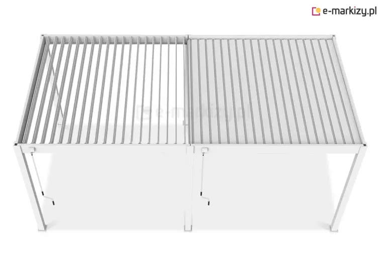 Wizualizacja górna białej, dwusekcyjnej pergoli bioklimatycznej Marlo, przedstawiająca niezależne działanie systemów zadaszenia. Konstrukcja ukazana z lotu ptaka na białym tle prezentuje dwa moduły dachowe w różnych ustawieniach: lewa sekcja posiada lamele w pozycji otwartej (pionowej), co ukazuje ażurową strukturę i prześwity, natomiast prawa sekcja jest całkowicie zamknięta, tworząc jednolitą, szczelną płaszczyznę. Aluminiowe pióra dachu osadzone są w stabilnej, białej ramie wspartej na pionowych słupach. Pod każdą z sekcji widoczne są elementy mechanizmu sterującego w postaci białych korb, co podkreśla możliwość indywidualnej regulacji nasłonecznienia dla każdej części pergoli z osobna.