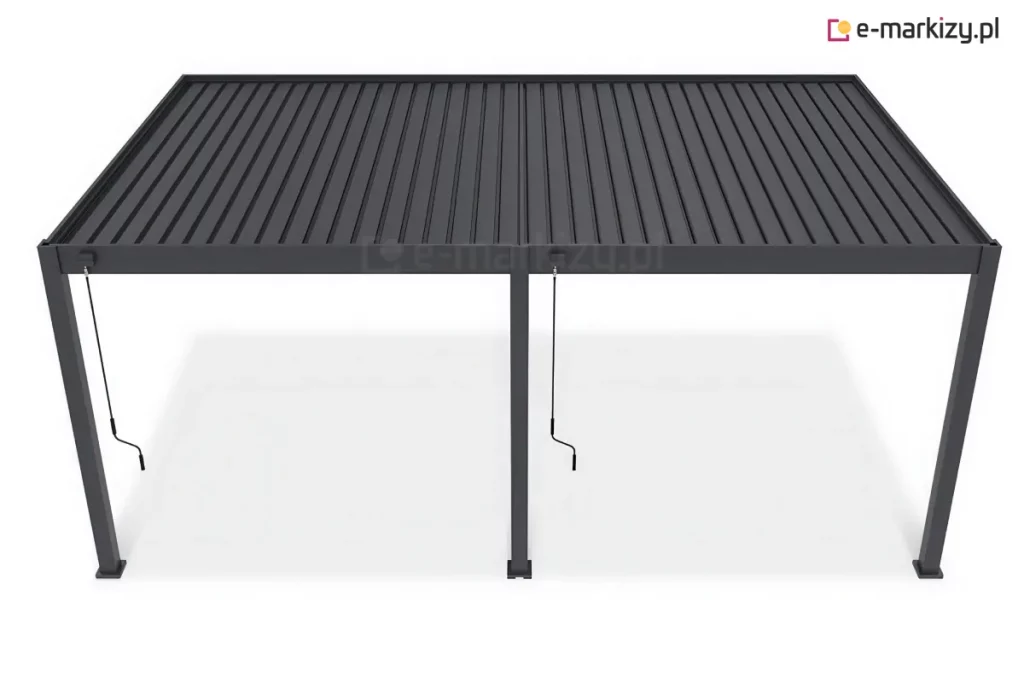 Dwumodułowa pergola tarasowa Rubio Soft, o nowoczesnej, aluminiowej konstrukcji w kolorze antracytowym, przedstawiona z perspektywy z góry na czystym, białym tle. Produkt składa się z dwóch połączonych sekcji dachu, z których każda wypełniona jest równolegle ułożonymi, ruchomymi lamelami tworzącymi szczelne zadaszenie. Całość wspiera się na trzech pionowych słupach o kwadratowym przekroju, umieszczonych w jednej linii na froncie konstrukcji, co sugeruje model przyścienny. Każdy ze słupów zakończony jest u dołu płaską stopą montażową z widocznymi otworami na śruby. Do ramy dachu, przy lewym oraz środkowym słupie, zamocowane są dwie niezależne korby ręczne o smukłej budowie, zakończone ergonomicznymi uchwytami, służące do oddzielnego regulowania kąta otwarcia lameli w obu modułach. Powierzchnia konstrukcji posiada matowe, gładkie wykończenie, a precyzyjne łączenia ramy podkreślają minimalistyczny design bryły. Pod pergolą widoczny jest subtelny, rozproszony cień rzucony na białą płaszczyznę, dodający głębi i realizmu.