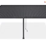Dwumodułowa pergola tarasowa Rubio Soft, o nowoczesnej, aluminiowej konstrukcji w kolorze antracytowym, przedstawiona z perspektywy z góry na czystym, białym tle. Produkt składa się z dwóch połączonych sekcji dachu, z których każda wypełniona jest równolegle ułożonymi, ruchomymi lamelami tworzącymi szczelne zadaszenie. Całość wspiera się na trzech pionowych słupach o kwadratowym przekroju, umieszczonych w jednej linii na froncie konstrukcji, co sugeruje model przyścienny. Każdy ze słupów zakończony jest u dołu płaską stopą montażową z widocznymi otworami na śruby. Do ramy dachu, przy lewym oraz środkowym słupie, zamocowane są dwie niezależne korby ręczne o smukłej budowie, zakończone ergonomicznymi uchwytami, służące do oddzielnego regulowania kąta otwarcia lameli w obu modułach. Powierzchnia konstrukcji posiada matowe, gładkie wykończenie, a precyzyjne łączenia ramy podkreślają minimalistyczny design bryły. Pod pergolą widoczny jest subtelny, rozproszony cień rzucony na białą płaszczyznę, dodający głębi i realizmu.