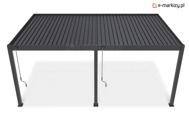 Dwumodułowa pergola tarasowa Rubio Soft, o nowoczesnej, aluminiowej konstrukcji w kolorze antracytowym, przedstawiona z perspektywy z góry na czystym, białym tle. Produkt składa się z dwóch połączonych sekcji dachu, z których każda wypełniona jest równolegle ułożonymi, ruchomymi lamelami tworzącymi szczelne zadaszenie. Całość wspiera się na trzech pionowych słupach o kwadratowym przekroju, umieszczonych w jednej linii na froncie konstrukcji, co sugeruje model przyścienny. Każdy ze słupów zakończony jest u dołu płaską stopą montażową z widocznymi otworami na śruby. Do ramy dachu, przy lewym oraz środkowym słupie, zamocowane są dwie niezależne korby ręczne o smukłej budowie, zakończone ergonomicznymi uchwytami, służące do oddzielnego regulowania kąta otwarcia lameli w obu modułach. Powierzchnia konstrukcji posiada matowe, gładkie wykończenie, a precyzyjne łączenia ramy podkreślają minimalistyczny design bryły. Pod pergolą widoczny jest subtelny, rozproszony cień rzucony na białą płaszczyznę, dodający głębi i realizmu.