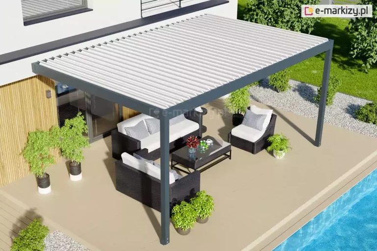 Grafika przedstawia wizualizację projektową luksusowej strefy relaksu, której sercem jest nowoczesna pergola aluminiowa z ruchomym dachem lamelowym Tarasola Essential w wersji przyściennej poprzecznej. Solidna konstrukcja w kolorze antracytowym tworzy ramę dla systemu białych, obrotowych lameli, umożliwiających precyzyjne sterowanie zacienieniem tarasu, przylegającego bezpośrednio do ściany budynku oraz basenu. Pod zadaszeniem znajduje się zestaw wypoczynkowy wykonany z plecionki w ciemnym kolorze, uzupełniony o tapicerowane poduszki w jasnym odcieniu, co współgra z kolorystyką pergoli i drewnopodobną nawierzchnią tarasową. Całość aranżacji dopełniają liczne rośliny w ozdobnych donicach, które wprowadzają naturalny element do tej uporządkowanej, modernistycznej przestrzeni wypoczynkowej. Widok z góry pozwala docenić proporcje konstrukcji, sposób jej zakotwienia oraz płynne przejście między strefą mieszkalną a otwartą przestrzenią ogrodową. Obraz podkreśla funkcjonalność pergoli, która w gorące dni zapewnia komfortowy chłód i ochronę przed słońcem, jednocześnie stanowiąc elegancki dodatek do współczesnej architektury ogrodowej z basenem.