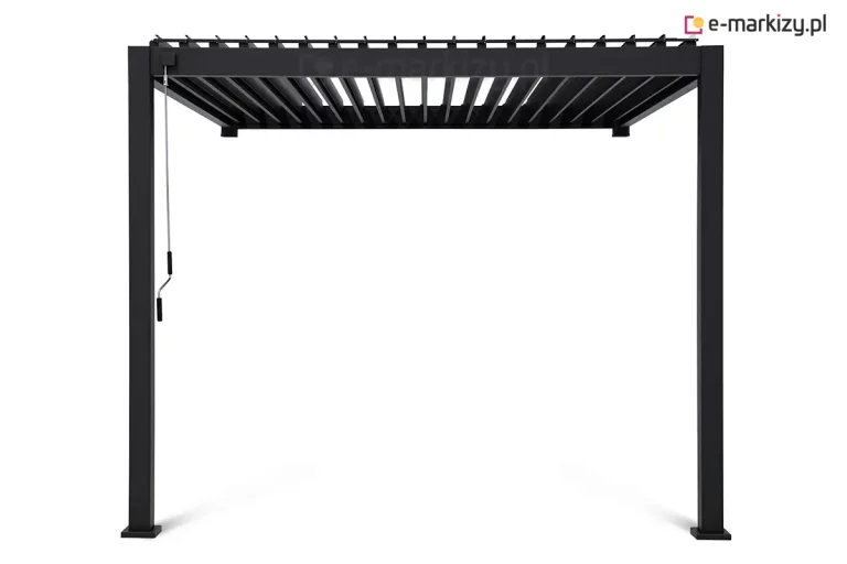 Aluminiowa pergola ogrodowa Gloria w ciemnym, matowym wykończeniu grafitowym przedstawiona na białym tle w ujęciu od frontu z wyraźną ekspozycją otwartego dachu lamelowego. Konstrukcja opiera się na pionowych, smukłych nogach o kwadratowym przekroju, które podtrzymują prostokątną ramę zadaszenia. Kluczowym elementem widocznym na zdjęciu są ruchome lamele dachowe ustawione w pozycji pionowej, co ukazuje mechanizm regulacji dopływu światła i wentylacji. Z lewej strony przedniego słupa zwiesza się długa, srebrna korba z czarnymi uchwytami, służąca do manualnego sterowania kątem nachylenia piór dachu. Całość prezentuje się jako minimalistyczna i ażurowa bryła, pozbawiona bocznych osłon, co podkreśla nowoczesny design i funkcjonalność bioklimatycznego zadaszenia tarasu.