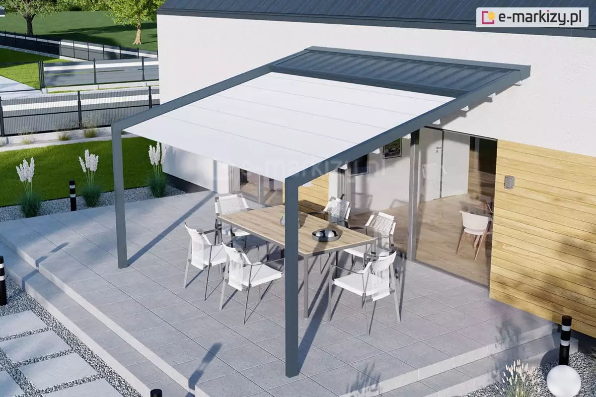 Wizualizacja przedstawiająca nowoczesną architekturę ogrodową, której centralnym punktem jest pergola Light tarasola zamontowana do ściany budynku mieszkalnego. Zdjęcie wykonane z perspektywy górnej ukazuje konstrukcję w kolorze antracytowym, składającą się z solidnych profili aluminiowych oraz dwóch przednich nóg wsporczych o kwadratowym przekroju. Zadaszenie pergoli jest częściowo rozwinięte; biała, techniczna tkanina osłonowa przesuwa się na prowadnicach, a w tylnej części, tuż przy elewacji, widoczny jest systemowy daszek ochronny w kolorze ciemnoszarym, który zabezpiecza zwinięty materiał przed czynnikami atmosferycznymi. Pod pergolą zaaranżowano przestronną jadalnię na świeżym powietrzu, w której znajduje się duży stół z jasnym, drewnopodobnym blatem oraz sześć nowoczesnych krzesł ogrodowych z białymi siedziskami i oparciami wykonanymi z plecionki. Taras został wyłożony dużymi, kwadratowymi płytami w kolorze jasnoszarym, które tworzą spójną całość z minimalistyczną bryłą domu o białej elewacji z elementami naturalnego drewna. Wokół tarasu widoczny jest starannie zaprojektowany ogród z zielonym trawnikiem, ozdobnymi trawami oraz niskim, nowoczesnym ogrodzeniem oddzielającym posesję od sąsiedztwa. Światło dzienne pada na konstrukcję pod kątem, podkreślając teksturę materiałów i tworząc delikatne cienie na płytach tarasowych, co eksponuje walory użytkowe pergoli Light tarasola jako skutecznej ochrony przeciwsłonecznej.