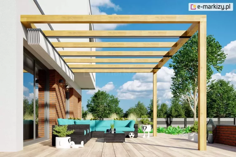Pergola drewniana Juko przyścienna z opcjonalnym dachem rzymskim na tarasie z meblami z technorattanu, donicami i przy ogrodzie z brzozami.