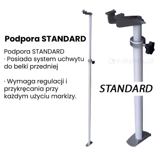 Zdjęcie prezentuje na białym tle akcesorium techniczne, jakim jest podpora teleskopowa do markiz STANDARD przeznaczona do stabilizacji osłon tarasowych, takich jak markizy Selt. W lewej części grafiki umieszczono czarną nazwę produktu wraz z opisem informującym, że posiada on system uchwytu do belki przedniej oraz wymaga regulacji i przykręcania przy każdym użyciu osłony. Centralna część obrazu ukazuje całą, smukłą konstrukcję teleskopowej podpory w kolorze jasnoszarym, zakończoną u dołu płozą stabilizującą, a w połowie wysokości wyposażoną w czarne pokrętło blokujące. Po prawej stronie znajduje się powiększony detal górnej części podpory z napisem STANDARD, ukazujący masywny, ciemnoszary uchwyt montażowy zintegrowany z mechanizmem blokującym. Całość wizualizacji ma charakter produktowo-techniczny i służy do prezentacji opcjonalnego systemu zabezpieczającego konstrukcję markizy przed wiatrem.