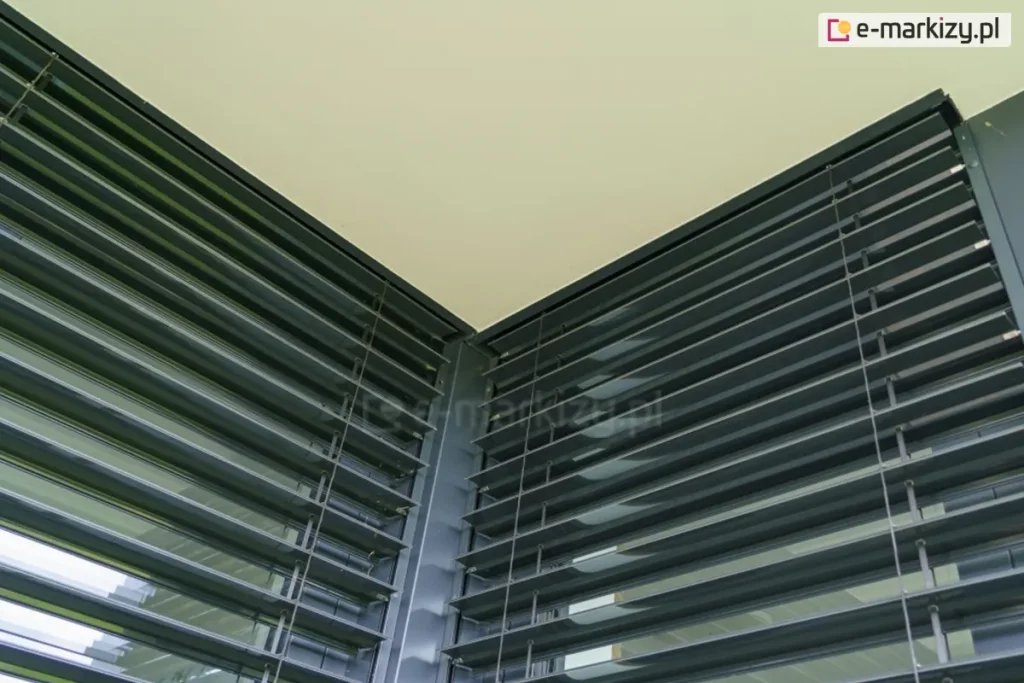 W narożniku zainstalowano dwie żaluzje podtynkowe, kasety żaluzji Z90 Box firmy Selt, schowane w suficie, tworzą minimalistyczny i elegancki wygląd.