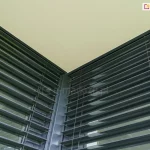 W narożniku zainstalowano dwie żaluzje podtynkowe, kasety żaluzji Z90 Box firmy Selt, schowane w suficie, tworzą minimalistyczny i elegancki wygląd.