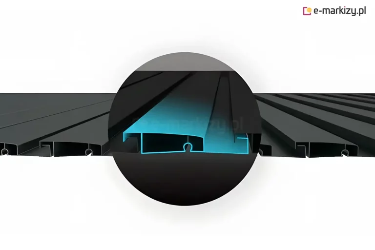 Trójwymiarowy przekrój techniczny prezentuje budowę podwójnych lameli dachu pergoli Rubio, wykonanych w kolorze ciemnego antracytu. W centralnej części grafiki, w powiększeniu zaznaczonym niebieską poświatą, uwidoczniono profil pojedynczej lameli o komorowej konstrukcji, która zapewnia sztywność i wytrzymałość elementu. Widoczne są precyzyjne wyprofilowania krawędzi, umożliwiające nachodzenie na siebie sąsiednich lameli w celu uzyskania pełnej szczelności dachu po jego zamknięciu. Na przekroju poprzecznym widoczne są również wewnętrzne wzmocnienia oraz specjalne wyżłobienie w dolnej części profilu, służące do montażu mechanizmu obrotowego. Całość kompozycji na białym tle obrazuje sposób, w jaki poszczególne panele tworzą jednolitą, funkcjonalną płaszczyznę zadaszenia.