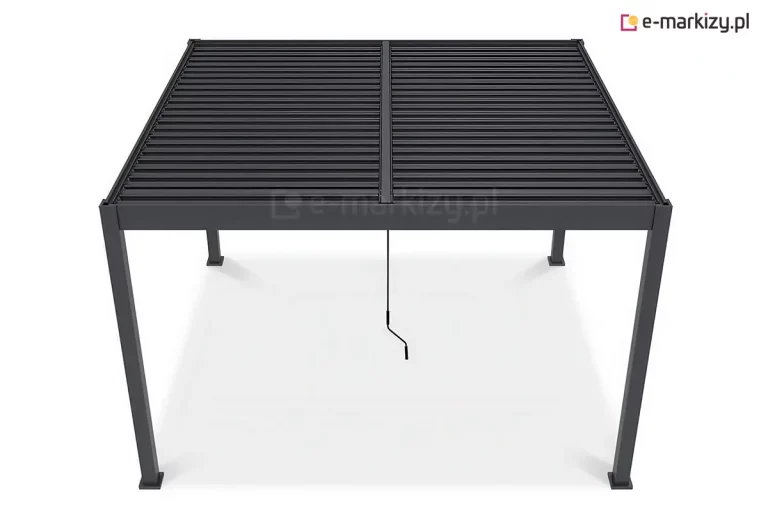 Widok z góry pod kątem na dwusekcyjne zadaszenie aluminiowej pergoli wolnostojącej Marlo Duo w kolorze antracytowym, przedstawiony na białym tle. Zdjęcie eksponuje konstrukcję podwójnego dachu lamelowego, w którym dwa rzędy ruchomych piór są oddzielone centralną belką konstrukcyjną. Wszystkie lamele znajdują się w pozycji uchylonej, tworząc jednolitą, żebrowaną płaszczyznę zadaszenia. Poniżej ramy dachu widoczna jest pionowa korba służąca do manualnej obsługi mechanizmu obrotowego. Konstrukcja wspiera się na czterech słupach o kwadratowym przekroju, a matowe wykończenie powierzchni podkreśla nowoczesny i techniczny charakter produktu.