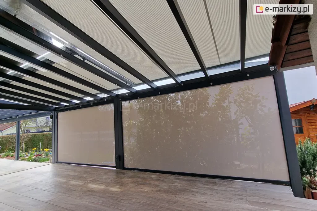 Obszerny taras z kilkoma zadaszeniami poliwęglanowymi Terano i roletami typu refleksol screen od frontu