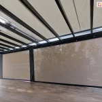 Obszerny taras z kilkoma zadaszeniami poliwęglanowymi Terano i roletami typu refleksol screen od frontu