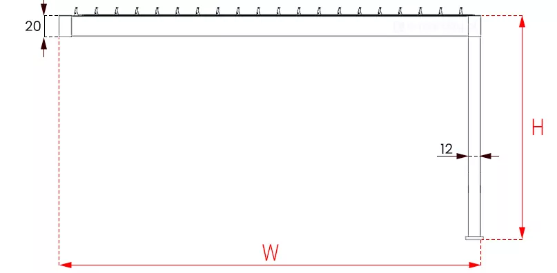 Schemat techniczny w rzucie bocznym przedstawiający wariant przyścienny produktu pergola Essential. Na rysunku widoczna jest konstrukcja wsparta z jednej strony na pionowym słupie, a z drugiej przeznaczona do montażu bezpośrednio do ściany budynku. Całość została opisana za pomocą czerwonych linii pomocniczych i oznaczeń literowych definiujących kluczowe wymiary. Litera W umieszczona pod poziomą strzałką na dole schematu określa wysięg, czyli głębokość konstrukcji mierzoną od płaszczyzny ściany do zewnętrznej krawędzi stopy montażowej słupa. Litera H przy pionowej strzałce po prawej stronie wyznacza całkowitą wysokość pergoli. Dodatkowo na schemacie naniesiono szczegółowe parametry techniczne profili: wysokość ramy nośnej zadaszenia wynosi 20 jednostek, natomiast szerokość profilu słupa wsporczego to 12 jednostek. W górnej części ramy widoczny jest rząd pionowych elementów symbolizujących lamele zadaszenia, co jest charakterystyczne dla modelu pergola Essential. Rysunek wykonany w formie czarnego obrysu na białym tle pozwala na precyzyjną analizę proporcji i ułatwia planowanie montażu konstrukcji w przestrzeni tarasowej.