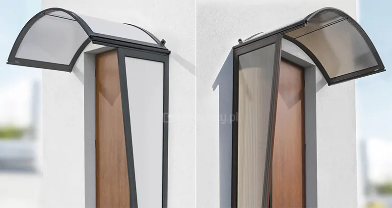 Grafika składa się z dwóch kadrów prezentujących zestawy zadaszeń naddrzwiowych z dopasowanymi ściankami bocznymi, zamontowane nad wnękami wejściowymi nowoczesnych budynków. Obie konstrukcje posiadają charakterystyczny, łukowaty kształt daszka osadzonego w aluminiowych profilach oraz ściankę boczną w formie wydłużonego trapezu, która chroni wejście przed zacinającym deszczem i wiatrem. Lewe zdjęcie przedstawia wariant w kolorze czarnym z wypełnieniem z przezroczystego, gładkiego poliwęglanu komorowego. Ścianka boczna, o szerokim profilu górnym, ściśle przylega do krawędzi daszka, tworząc zintegrowaną osłonę lewej strony wejścia. Pod zadaszeniem widoczny jest fragment brązowych drzwi. Jasna, biała elewacja budynku kontrastuje z ciemną ramą konstrukcji, a całość oświetlona jest rozproszonym światłem dziennym. Prawe zdjęcie ukazuje ten sam model konstrukcyjny, lecz w wariancie kolorystycznym brązowym (czekoladowym). Wypełnienie daszka oraz ścianki bocznej stanowi poliwęglan komorowy o dymionym, brązowym zabarwieniu, przez który prześwituje struktura pionowych kanałów. Brązowa rama harmonizuje z kolorem drewnianych drzwi widocznych we wnęce. Perspektywa z boku eksponuje sposób montażu ścianki do elewacji oraz precyzyjne łączenie profili bocznych z łukowatą częścią zadaszenia. Tło stanowi czysta, jasna ściana budynku, a w oddali widać delikatnie rozmyte zarysy otoczenia.