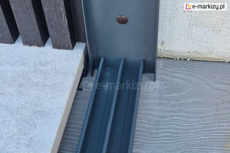 antracytowy, boczny profil domykający zamocowany do ściany, obejmuje prowadnicę dolną oraz poruszające się po niej panele szklane systemu Miros.