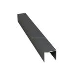 Profil maskujący typu U do systemu przesuwnego Auris w wersji 2-torowej, wykonany z aluminium lakierowanego proszkowo na kolor antracytowy. Element ma postać wąskiego, wydłużonego ceownika o gładkiej i matowej powierzchni, zaprojektowanego do estetycznego wykończenia prowadnicy dwutorowej. Konstrukcja cechuje się precyzyjnym docięciem krawędzi oraz optymalną szerokością płaszczyzny kryjącej, która pozwala na skuteczne zamaskowanie mechanizmów górnych lub bocznych w mniejszych konfiguracjach systemu. Zdjęcie przedstawia profil w ujęciu perspektywicznym na jasnym tle, uwidaczniając techniczny przekrój poprzeczny komponentu oraz jego jednolity, nowoczesny odcień ciemnej szarości.