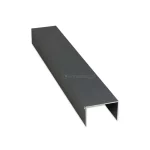 Profil maskujący typu U do systemu przesuwnego Auris w wersji 3-torowej, wykonany z aluminium lakierowanego proszkowo na kolor antracytowy. Element ma postać wydłużonego, odwróconego ceownika o gładkiej i matowej powierzchni, zaprojektowanego do estetycznej zabudowy prowadnicy trójtorowej. Konstrukcja charakteryzuje się precyzyjnie dociętymi krawędziami oraz optymalną szerokością płaszczyzny górnej, która pozwala na skuteczne zamaskowanie komponentów jezdnych systemu. Na zdjęciu profil zaprezentowany jest w ujęciu perspektywicznym na jasnym tle, co uwidacznia jego jednolity, ciemnoszary odcień oraz techniczny przekrój poprzeczny dopasowany do konkretnej konfiguracji systemu Auris.