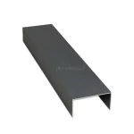 Profil maskujący typu U do systemu przesuwnego Auris w wersji 4-torowej, wykonany z aluminium lakierowanego proszkowo na kolor antracytowy. Element ma formę wydłużonego, odwróconego ceownika o gładkiej i matowej powierzchni, przeznaczonego do estetycznej zabudowy prowadnicy czterotorowej. Konstrukcja cechuje się precyzyjnymi krawędziami oraz optymalną szerokością płaszczyzny kryjącej, która pozwala na skuteczne zamaskowanie komponentów jezdnych systemu. Na zdjęciu profil zaprezentowany jest w ujęciu perspektywicznym na białym tle, co uwidacznia jego jednolity, ciemnoszary odcień oraz techniczny przekrój poprzeczny dedykowany do konkretnej liczby torów w systemie Auris.