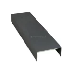 Profil maskujący typu U do systemu przesuwnego Auris w wersji 5-torowej, wykonany z aluminium lakierowanego proszkowo na kolor antracytowy. Element ma formę szerokiego, odwróconego ceownika o gładkiej i matowej powierzchni, przeznaczonego do estetycznej zabudowy prowadnicy pięciotorowej. Konstrukcja charakteryzuje się precyzyjnie dociętymi ściankami bocznymi oraz szeroką płaszczyzną górną, która skutecznie maskuje mechanizmy jezdne oraz górne krawędzie skrzydeł przesuwnych. Na zdjęciu profil zaprezentowany jest w ujęciu perspektywicznym na białym tle, co uwidacznia jego jednolity, ciemnoszary odcień oraz techniczny przekrój poprzeczny dopasowany do konkretnej konfiguracji systemu Auris.