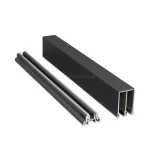 Zdjęcie przedstawia zestaw dwóch aluminiowych szyn systemu przesuwnego Auris w kolorze antracytowym, przeznaczony do konfiguracji 2-torowej. Po lewej stronie widoczna jest prowadnica dolna o niskim profilu z dwiema wypukłymi szynami jezdnymi, po których poruszają się wózki skrzydeł przesuwnych. Po prawej stronie umieszczono prowadnicę górną w formie szerokiego profilu o przekroju zbliżonym do litery E, posiadającą dwa głębokie kanały stabilizujące górną krawędź paneli szklanych. Oba elementy wykończone są matowym lakierem proszkowym o jednolitej, ciemnoszarej strukturze i ukazane w rzucie izometrycznym, co pozwala na dokładne obejrzenie technicznego przekroju poprzecznego oraz wewnętrznej konstrukcji torów jezdnych.