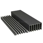 Zdjęcie prezentuje zestaw dwóch profilowanych szyn aluminiowych w matowym kolorze antracytowym, składających się na 6-torowy system przesuwny Auris. Po prawej stronie widoczna jest prowadnica górna o głębokim przekroju, wewnątrz której wydzielono sześć równoległych komór prowadzących panele szklane. Po lewej stronie umieszczono prowadnicę dolną, charakteryzującą się niskim profilem z sześcioma wypukłymi, metalicznymi torami jezdnymi. Oba elementy są ustawione pod kątem na jasnym tle, co uwidacznia ich wielotorową konstrukcję, grubość ścianek oraz precyzyjne wykończenie krawędzi. System ten został zaprojektowany do obsługi szerokich zabudów tarasowych, umożliwiając niezależne przesuwanie sześciu skrzydeł drzwiowych.