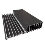 Zdjęcie prezentuje zestaw dwóch profilowanych szyn aluminiowych w matowym kolorze antracytowym, stanowiących elementy 7-torowego systemu przesuwnego Auris. Po prawej stronie widoczna jest masywna prowadnica górna o szerokim przekroju, w której wnętrzu znajduje się siedem równoległych komór przeznaczonych do stabilizacji tafli szkła. Po lewej stronie umieszczono prowadnicę dolną, charakteryzującą się niskim profilem z siedmioma wypukłymi, srebrzystymi torami jezdnymi, po których poruszają się wózki skrzydeł przesuwnych. Profile ułożone są pod skosem na białym tle, co pozwala na wyraźne zaobserwowanie wielotorowej konstrukcji całego systemu oraz precyzyjnego wykończenia krawędzi aluminium. Jest to najbardziej rozbudowany wariant systemu, zaprojektowany do obsługi bardzo szerokich zabudów tarasowych składających się z siedmiu niezależnych paneli.