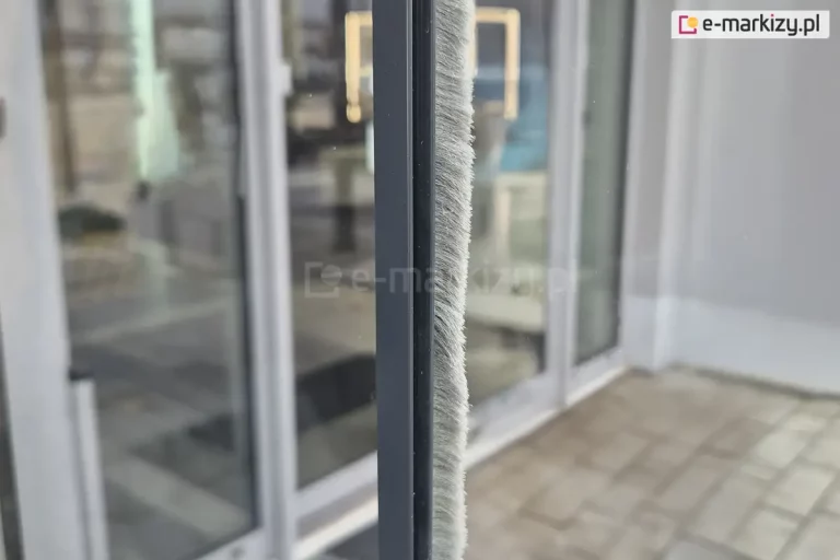 Dwa szklane panele przesuwne bezramowe MIROS z zainstalowaną na krawędzi jednego z nich uszczelką szczotkową, która zapobiega przeciągom oraz chroni przed insektami.