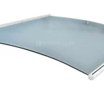 Zdjęcie prezentuje pojedynczy moduł wypełnienia daszka Elegant w wersji niebieskiej, przeznaczony do rozbudowy systemu zadaszeń. Produkt składa się z wygiętej w łuk płyty poliwęglanowej o satynowym, jasnoniebieskim wybarwieniu, która skutecznie rozprasza światło. Przednia krawędź modułu jest wykończona aluminiowym profilem rynnowym o cylindrycznym kształcie w kolorze srebrnym, zakończonym białą zaślepką z widocznym otworem odpływowym. Na tylnej krawędzi znajduje się prosta listwa montażowa z aluminium, służąca do mocowania konstrukcji przy ścianie, wyposażona w fabryczne punkty nawierceń. Powierzchnia płyty jest gładka i matowa, a jej boczna krawędź ukazuje precyzyjne docięcie materiału, przygotowane do wsunięcia w systemowe wsporniki. Całość przedstawiona jest z perspektywy bocznej na białym tle, co podkreśla czystą formę i kolorystykę elementu.