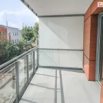 Nowoczesna przegroda balkonowa Fest z panelem poliwęglanowym w aluminiowej ramie — eleganckie i trwałe osłonięcie boku balkonu zapewniające prywatność