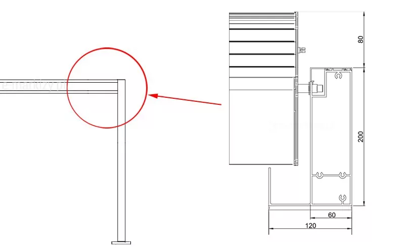 Szczegółowy rysunek techniczny typu przekrój, przedstawiający detal konstrukcyjny narożnika pergoli aluminiowej Tarasola Essential. Po lewej stronie grafiki znajduje się uproszczony schemat rzutu bocznego całej konstrukcji z czerwoną obwódką zaznaczającą miejsce połączenia belki nośnej z pionowym słupem. Czerwona strzałka wskazuje na powiększony widok przekroju poprzecznego, który precyzyjnie obrazuje budowę profili aluminiowych. Rysunek techniczny zawiera dokładne oznaczenia wymiarowe w milimetrach, wskazujące wysokość głównego profilu belki wynoszącą dwieście milimetrów oraz szerokość całkowitą podstawy profilu wynoszącą sto dwadzieścia milimetrów, z dodatkowym podziałem wewnętrznym o szerokości sześćdziesięciu milimetrów. Nad głównym profilem belki widoczny jest przekrój dachu lamelowego z zachowaniem odstępu o wysokości osiemdziesięciu milimetrów. Grafika ma charakter czysto inżynieryjny i służy do zaprezentowania przekroju profilu konstrukcyjnego oraz sposobu montażu dachu w ramie pergoli, eksponując grubość ścianek profilu oraz precyzyjne dopasowanie poszczególnych elementów konstrukcyjnych zadaszenia tarasowego na jasnym tle.