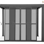 Antracytowa pergola ogrodowa Gloria wyposażona w system przesuwnych drzwi poliwęglanowych w pozycji półotwartej. Na zdjęciu widoczne są cztery wąskie panele drzwiowe, z których dwa środkowe zostały rozsunięte na boki, częściowo nakładając się na panele skrajne. Każde skrzydło posiada aluminiową ramę w kolorze ciemnoantracytowym z poziomą poprzeczką wzmacniającą w połowie wysokości oraz wypełnienie z przyciemnianego, szarego poliwęglanu. Po lewej stronie górnej belki zamontowany jest mechanizm korbowy z drążkiem do sterowania zadaszeniem. Przez przezierne panele oraz centralny otwór widoczne są tylne słupy konstrukcyjne pergoli, a całość osadzona jest na stabilnych, kwadratowych stopach montażowych na jasnym tle.