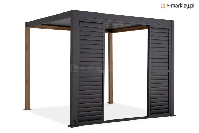 Antracytowa pergola Gloria z systemem przesuwnych shuttersów, zamontowanych na jednym z boków konstrukcji. Na zdjęciu widoczne są dwa panele żaluzjowe rozsuniecie na boki, które tworzą szerokie światło przejścia w środkowej części. Każdy panel składa się z dwóch sekcji wypełnionych poziomymi, nieruchomymi lamelami o szerokim profilu, które zapewniają ochronę przed słońcem i prywatność. Rama pergoli oraz panele przesuwne są wykonane z aluminium w kolorze ciemnoantracytowym, natomiast dwa tylne słupy konstrukcyjne mają wykończenie w kolorze naturalnego drewna. W lewym dolnym rogu przedniego słupa widoczne jest wyprowadzenie przewodu elektrycznego. Całość osadzona jest na stabilnych stopach montażowych, a dach konstrukcji tworzą dopasowane kolorystycznie lamele.