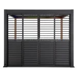 Front pergoli lamelowej Gloria zabudowany przesuwanymi drzwiami wykonanymi z aluminiowych obracanych ręcznie lameli